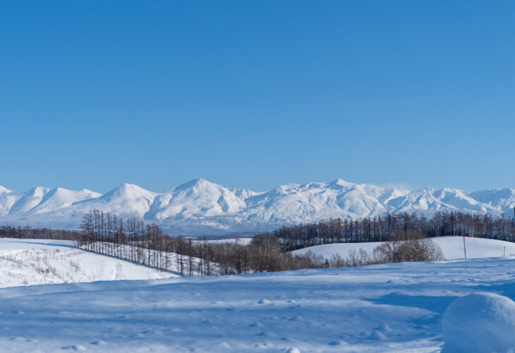 冬の十勝岳連峰